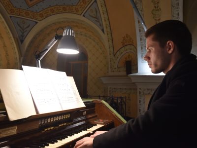 Mladi orguljaš Dubravko Ćepulić Polgar održao je drugi u nizu koncerata u sklopu festivala „Novigradske jesenske orguljaške večeri“ u župnoj crkvi Rastanka svetih apostola